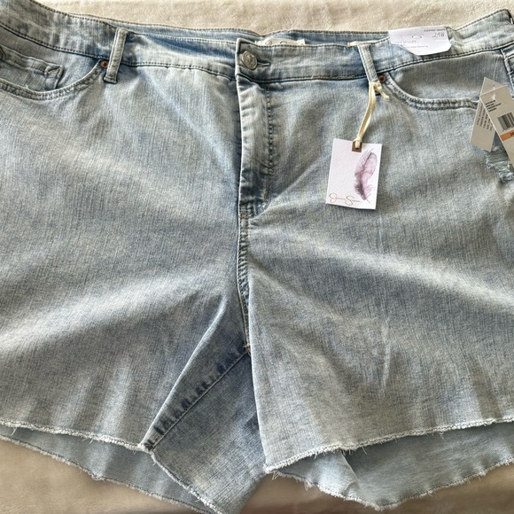 Jessica Simpson forever short - Picture 1 of 3